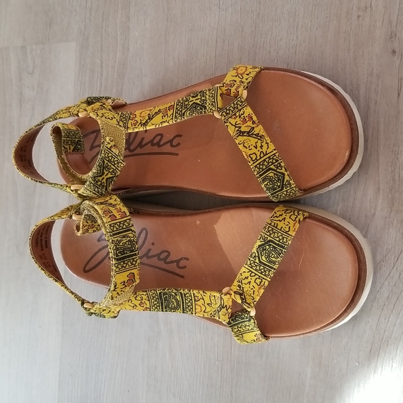 Zodiac Bria Wedge Sandal - Picture 10 of 13